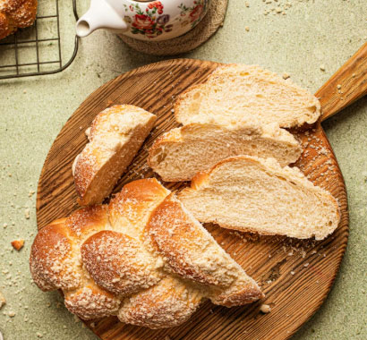 Challah bread sliced and ready to be shared during the Shabbat meal